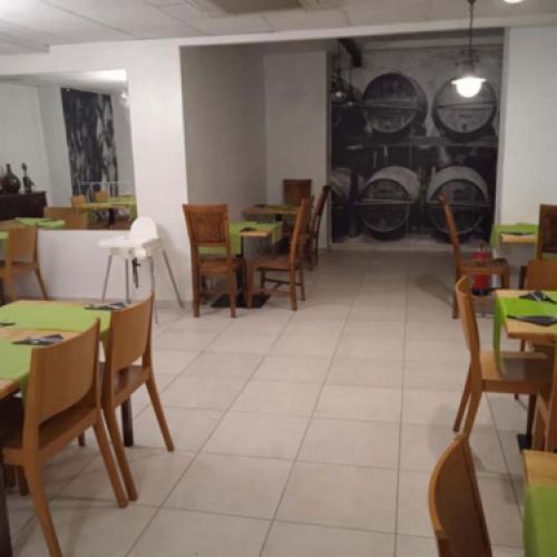 Comedor remodelado de La Bancada con las mesas preparadas con manteles verdes